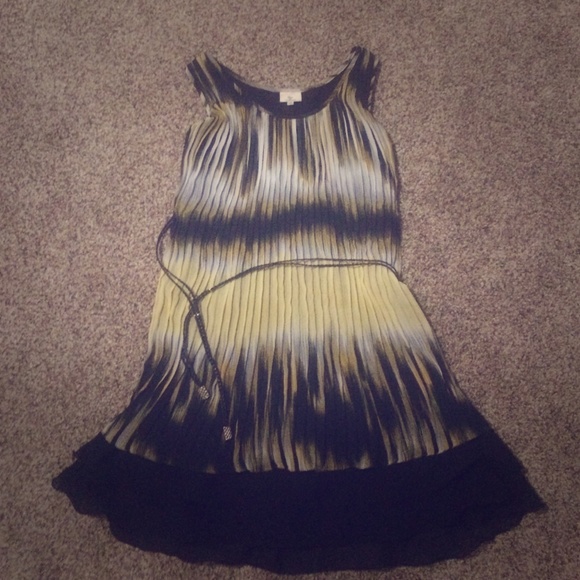 Women's shift dress with belt