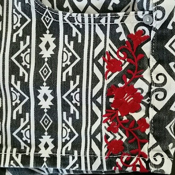 Black and white patterned shorts - Picture 2 of 3
