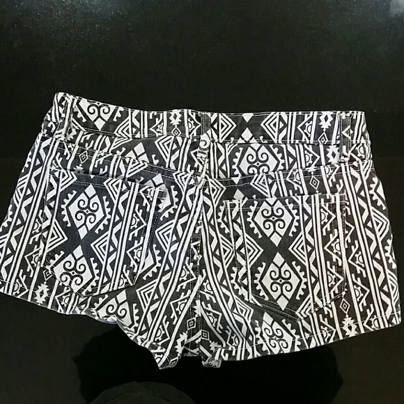 Black and white patterned shorts - Picture 3 of 3