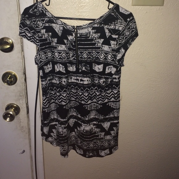 Tribal design shirt - Picture 2 of 2