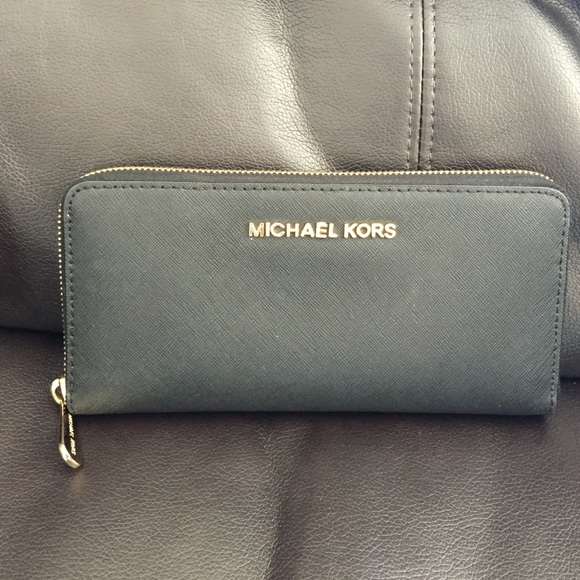 Michael kors black saffiano continental wallet