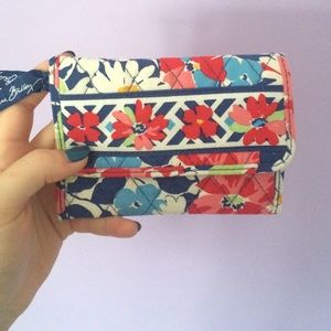 Vera Bradley clutch wallet! 🎀👛