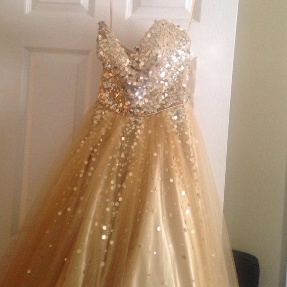 Gold floor length dress - Picture 1 of 3