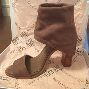 BCBG Cabos, Nice leg wrap. Height is 3 and a half