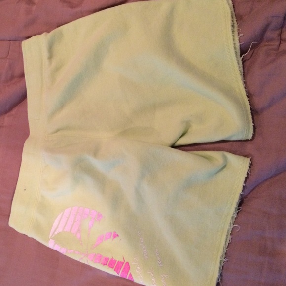 Too small - Picture 3 of 4