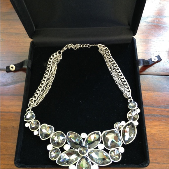 Elegant Statement Piece Necklace - Picture 1 of 3