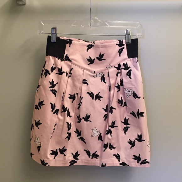 Bird print pleated pink skirt