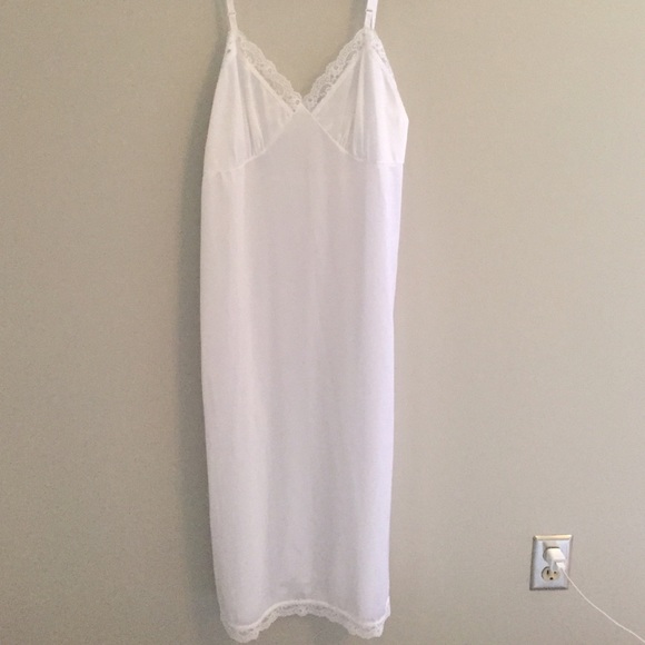Flawless vintage slip. White.