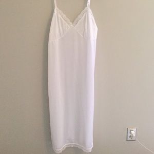 Flawless vintage slip. White.