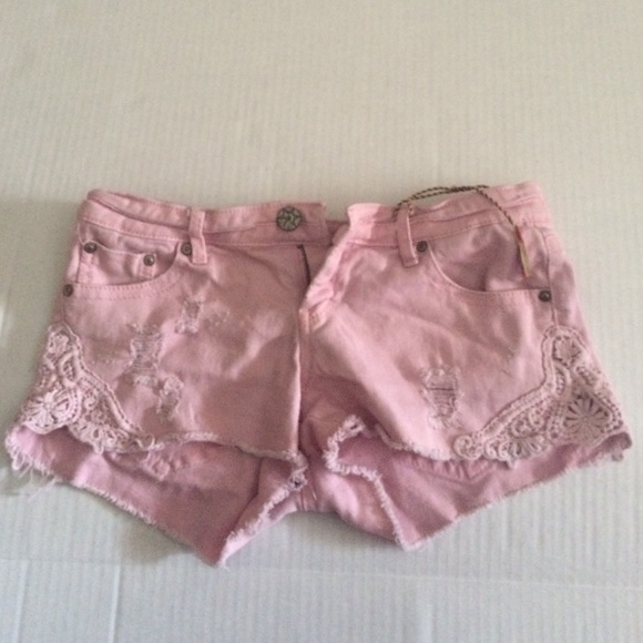 ✔️Pink lace finish shorts