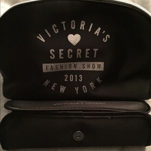 VICTORIAS SECRET BAG AND BRUSH SET