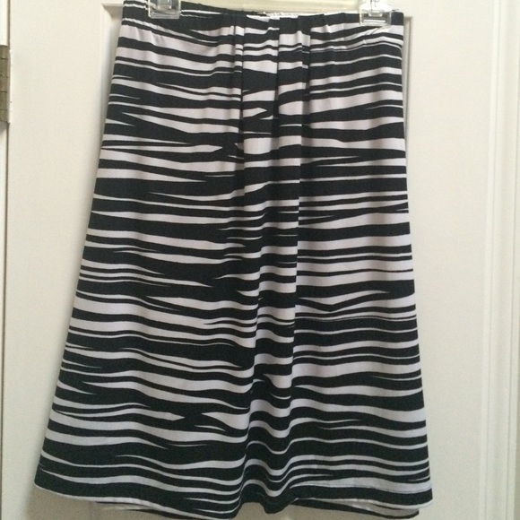 Cute black/white strapless top with front pleating