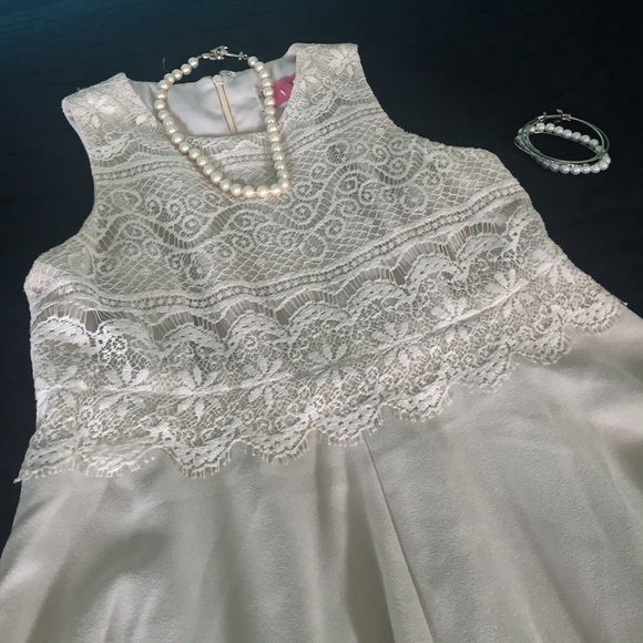 Gorgeous Elizabeth Wayman beige lace dress!