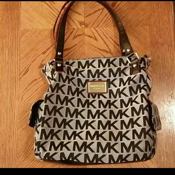 Micheal kors gray and black monogram tote