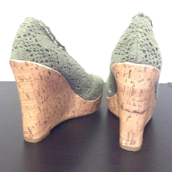 🍃SOLD🍃 BAKERS 6 perfect crochet and cork wedge! - Picture 2 of 4