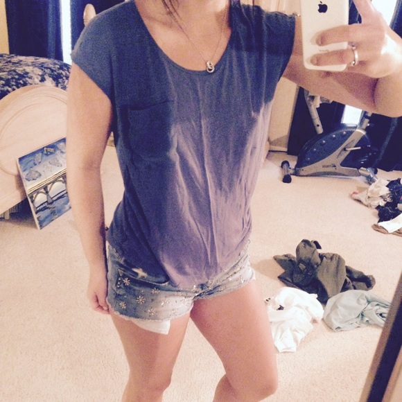 Cute blue shirt with frocket!