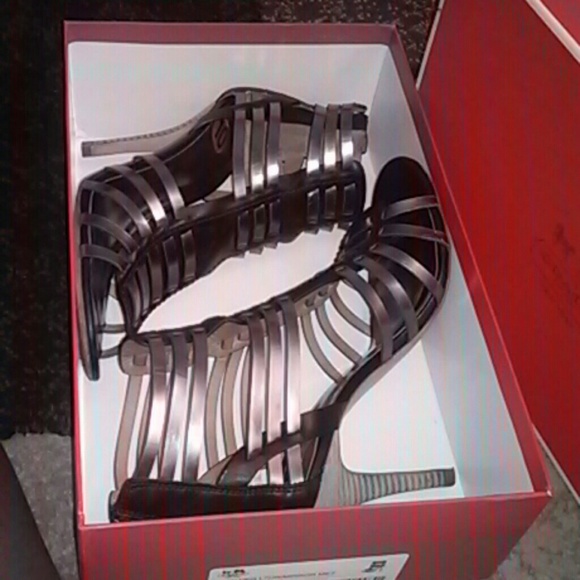 Coach - Picture 3 of 3