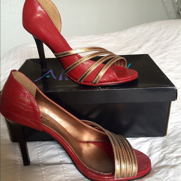 Aily•V Ilyssa Red & Gold High-heel Sandals, Size 7 - Picture 2 of 4