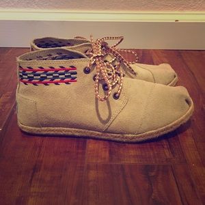 TOMS TAN SUEDE TRIBAL WOMEN'S BOOTIES