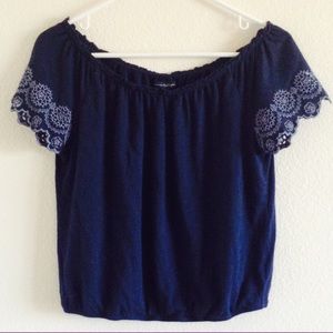 detailed sleeved top