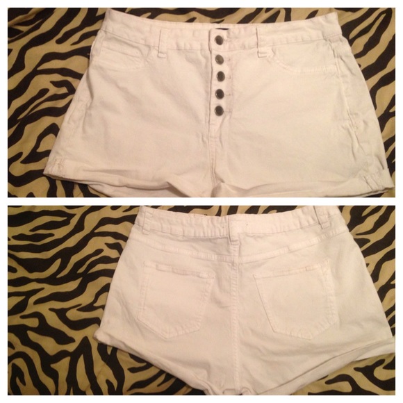✨FOREVER 21 WHITE HIGH WAISTED SHORTS✨