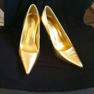 Gold pointed high heels