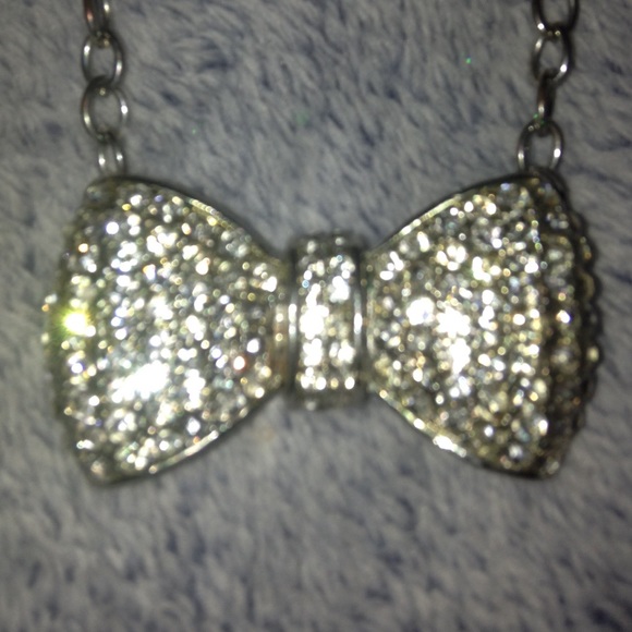 A bow necklace - Picture 1 of 3