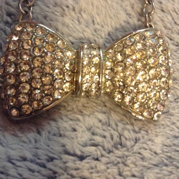 A bow necklace - Picture 2 of 3