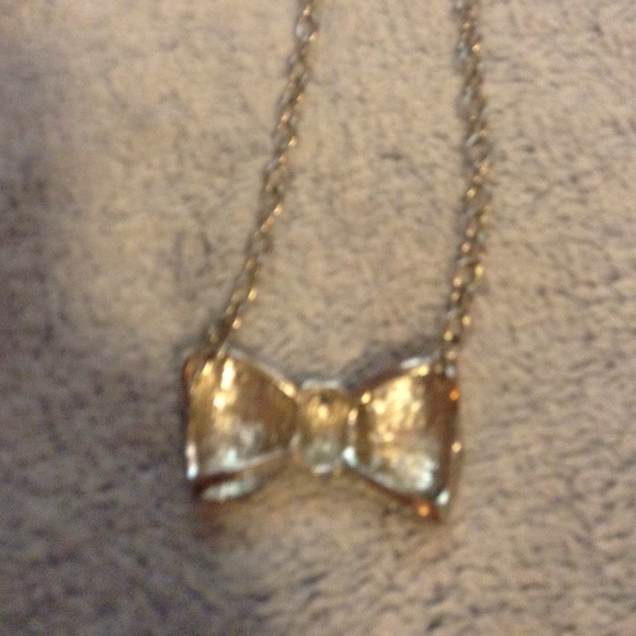 A bow necklace - Picture 3 of 3