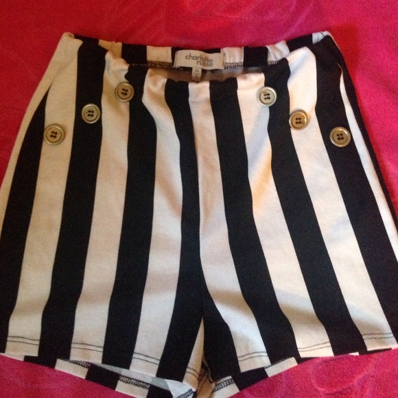 Cute highwaisted shorts.