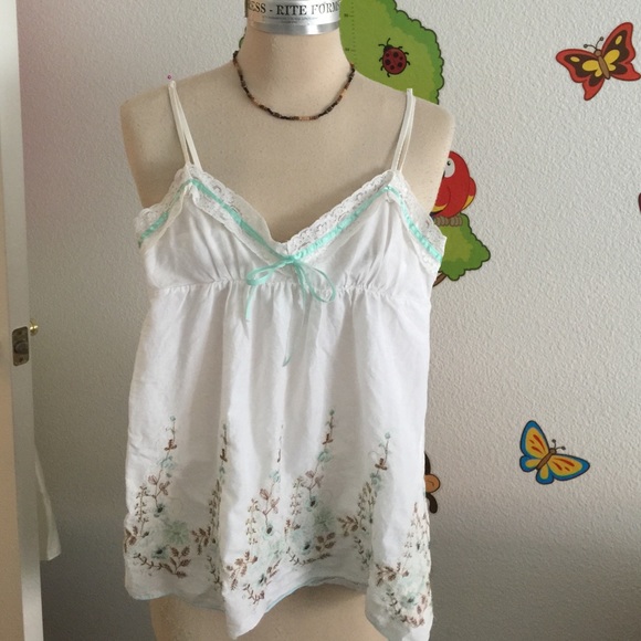 💚2for $10💚LIKE NEW EMBROIDERED,LACE RIBBON tank