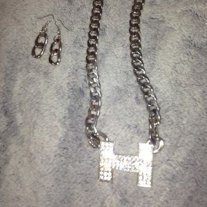 Beautiful "I" shaped necklace