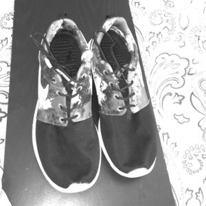 Black And White Roshe