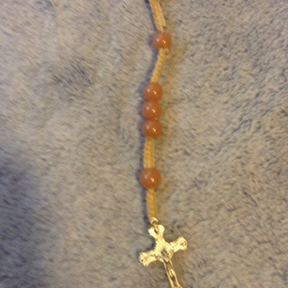 A cross necklace - Picture 2 of 2