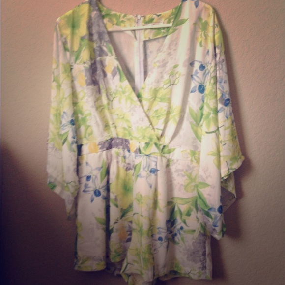 Dainty Hooligan Floral Romper Size L