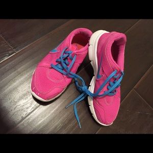 7.5 ladies Nike sneakers