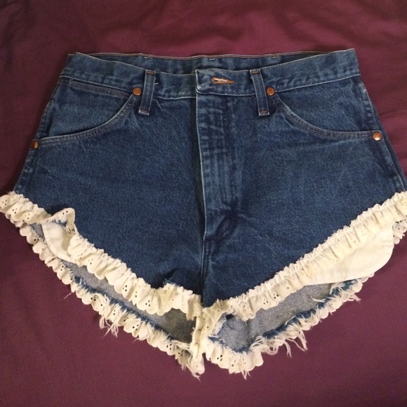 Urban renewal eyelit trim cutoffs