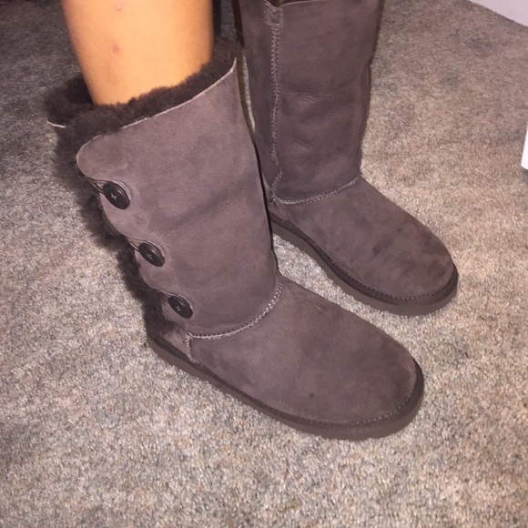 Barely worn bailey button Brown uggs!