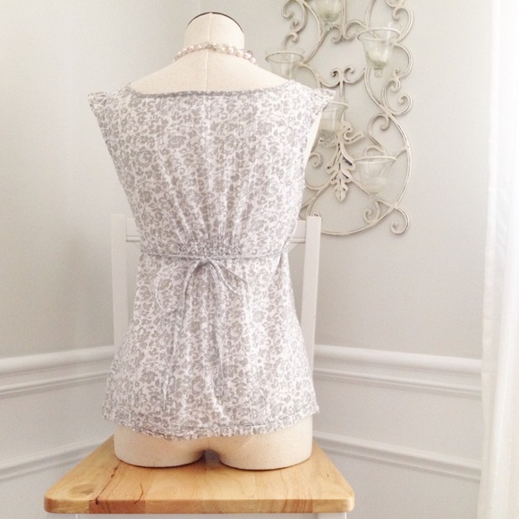 Gray Ruffled Flower Top - Picture 2 of 4