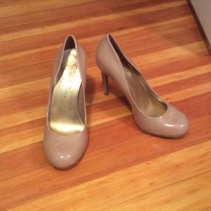 Jessica Simpson nude pump