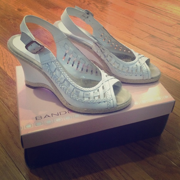 Bandolino white/tan wedges