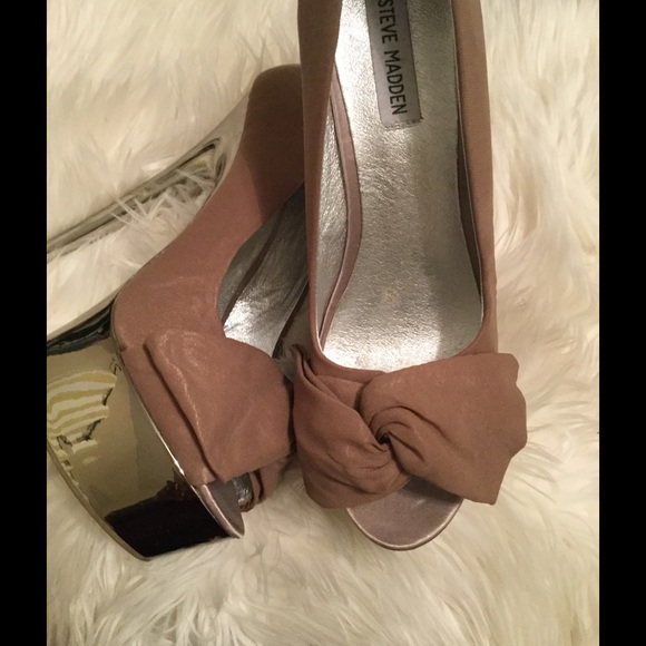 Glamour Steve Madden Peep Toe Taupe Heels