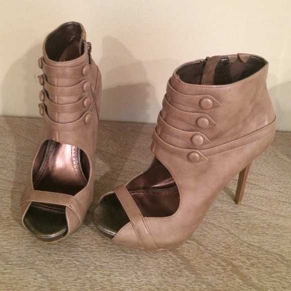 SE Boutique - Sam Edelman Design Group Zip Booties