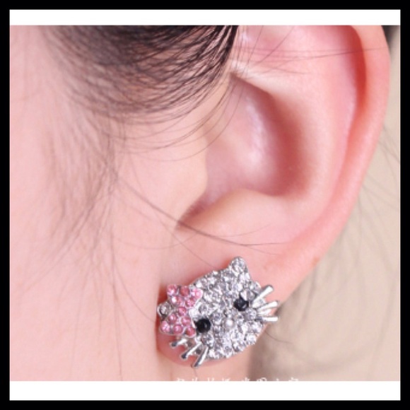Hello kitty earrings (6 pairs available) - Picture 3 of 3
