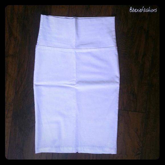SLEEK & SEXY WHITE SKIRT