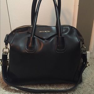 Antigona medium bag in shiny leather