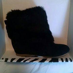 Black boots with faux fur and accent bow!