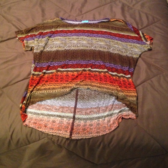 Tribal patterned top. - Picture 1 of 3