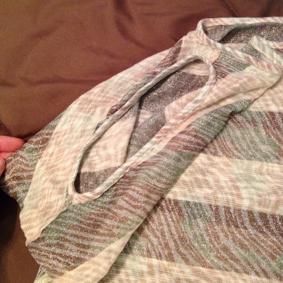 Top. - Picture 3 of 4