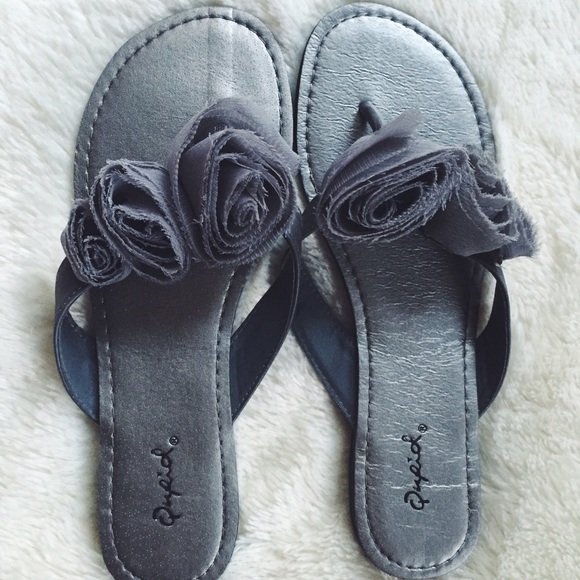 Quipid Shoes - NEW Flower Flip Flops